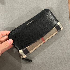 Gorgeous Burberry authentic wallet